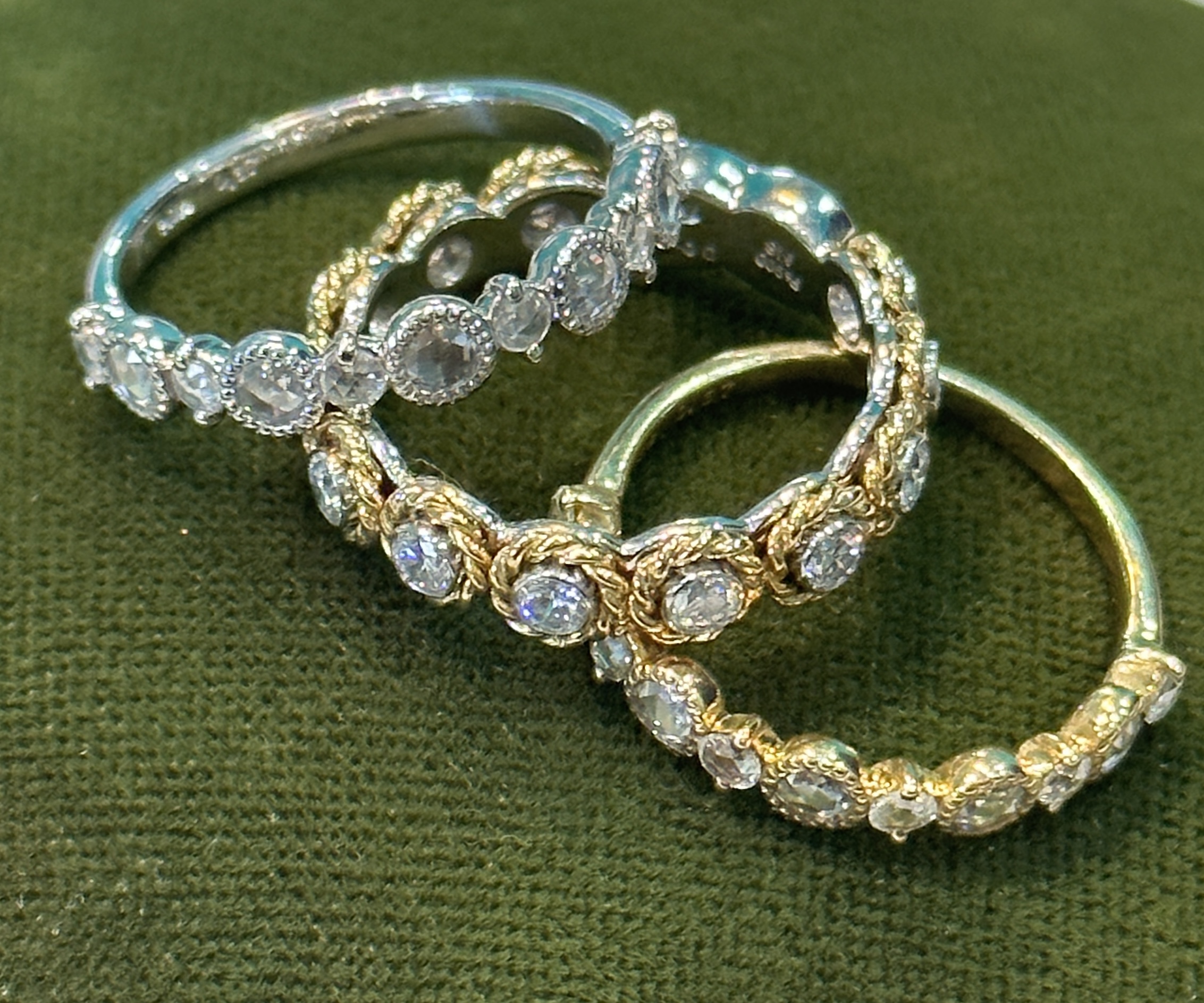 クリスタルのジュエリーのリング